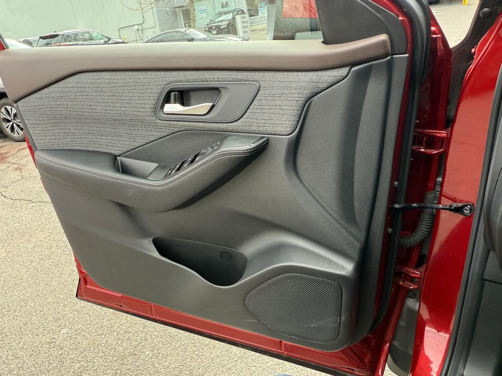 Used 2023 Nissan Rogue SV image 24