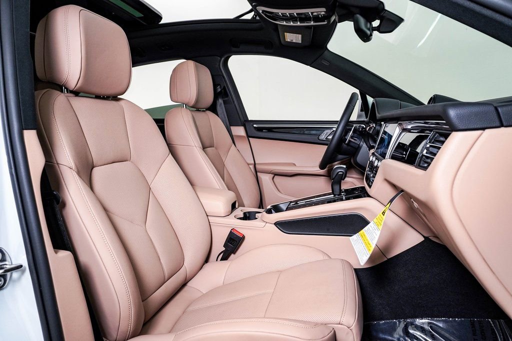 Certified 2025 Porsche Macan image 15
