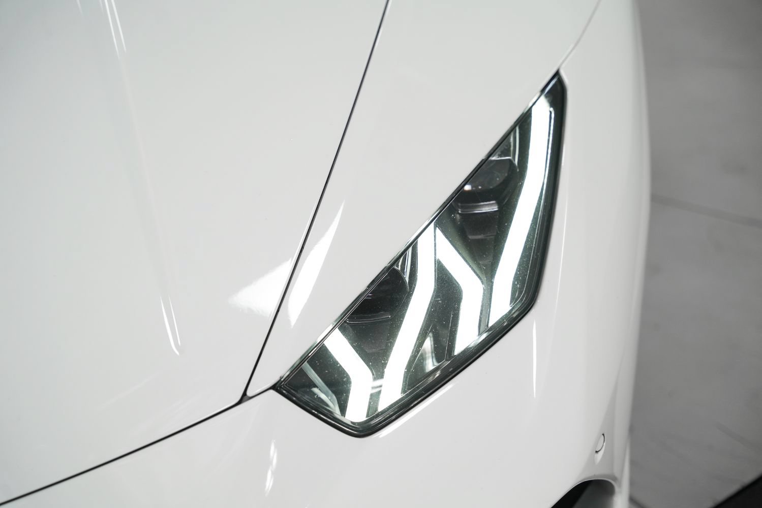 Used 2018 Lamborghini Huracan Performante AWD/4WD image 12