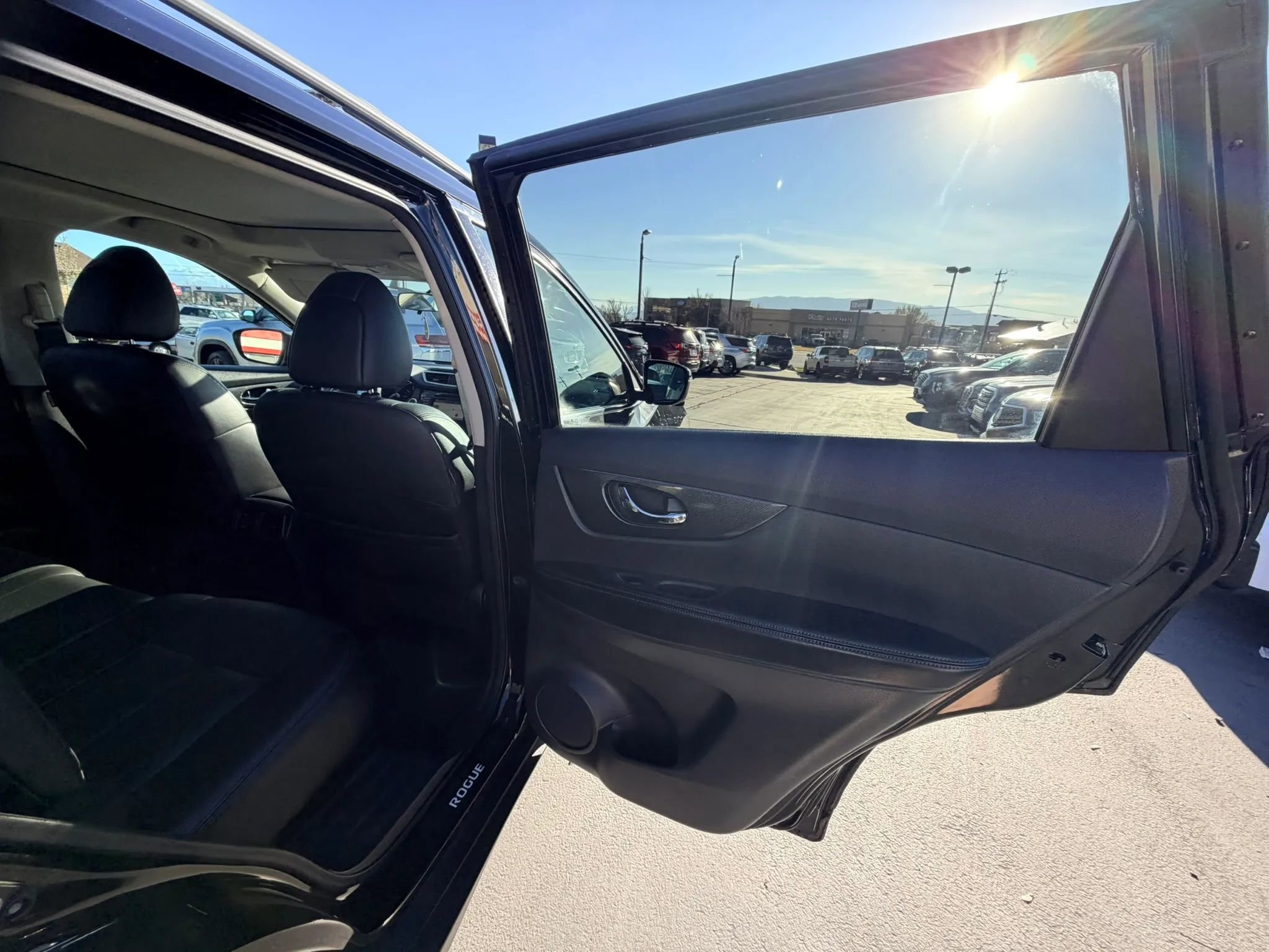 Used 2016 Nissan Rogue SL w/ SL Premium Package image 18