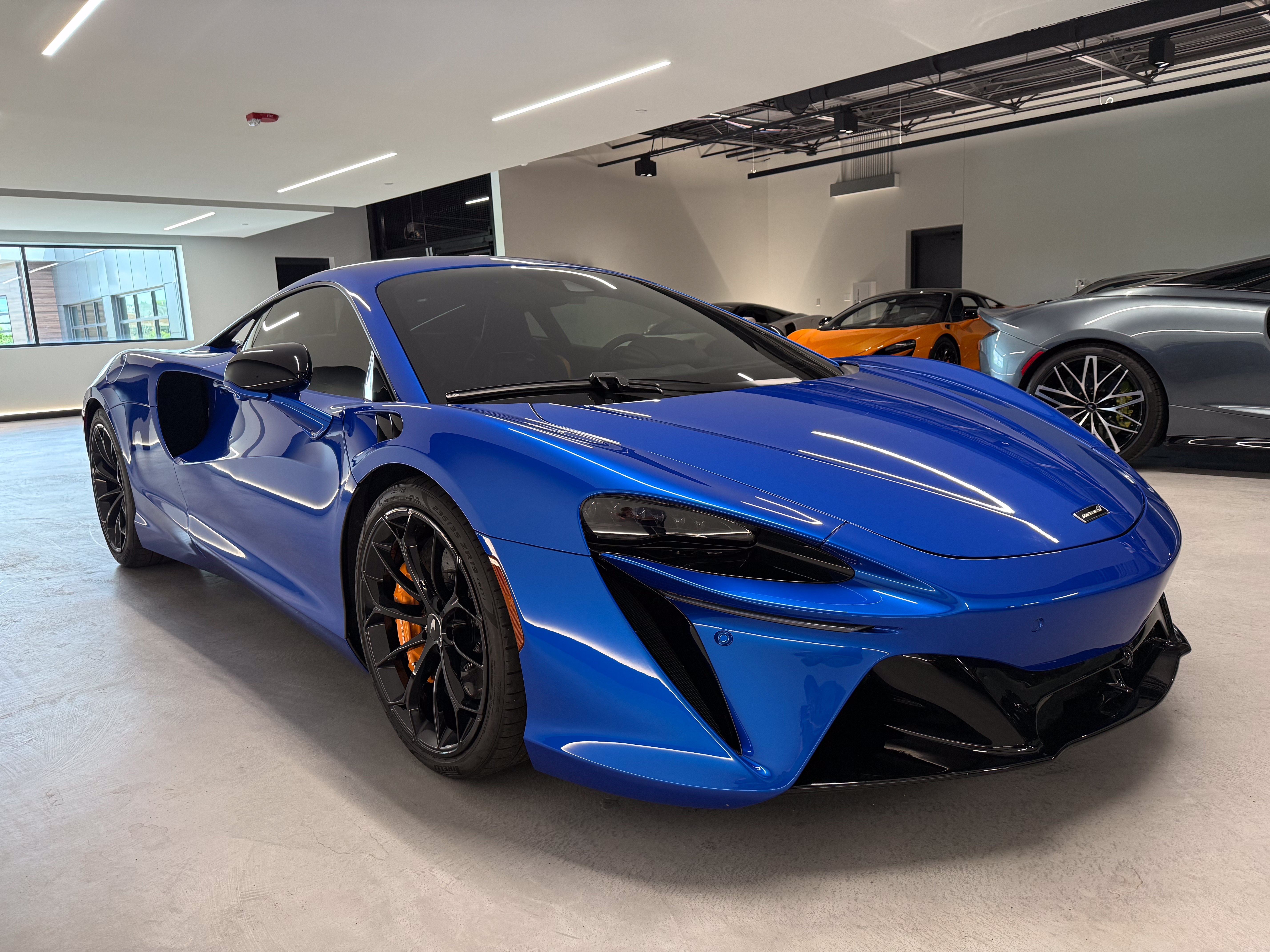 Used 2024 McLaren Artura RWD image 8