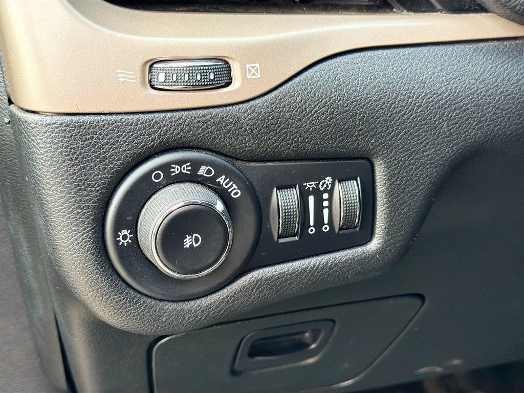 Used 2015 Jeep Cherokee Limited w/ Safetytec Group AWD/4WD image 10