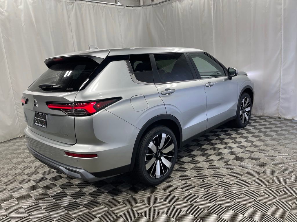 New 2025 Mitsubishi Outlander SE image 3