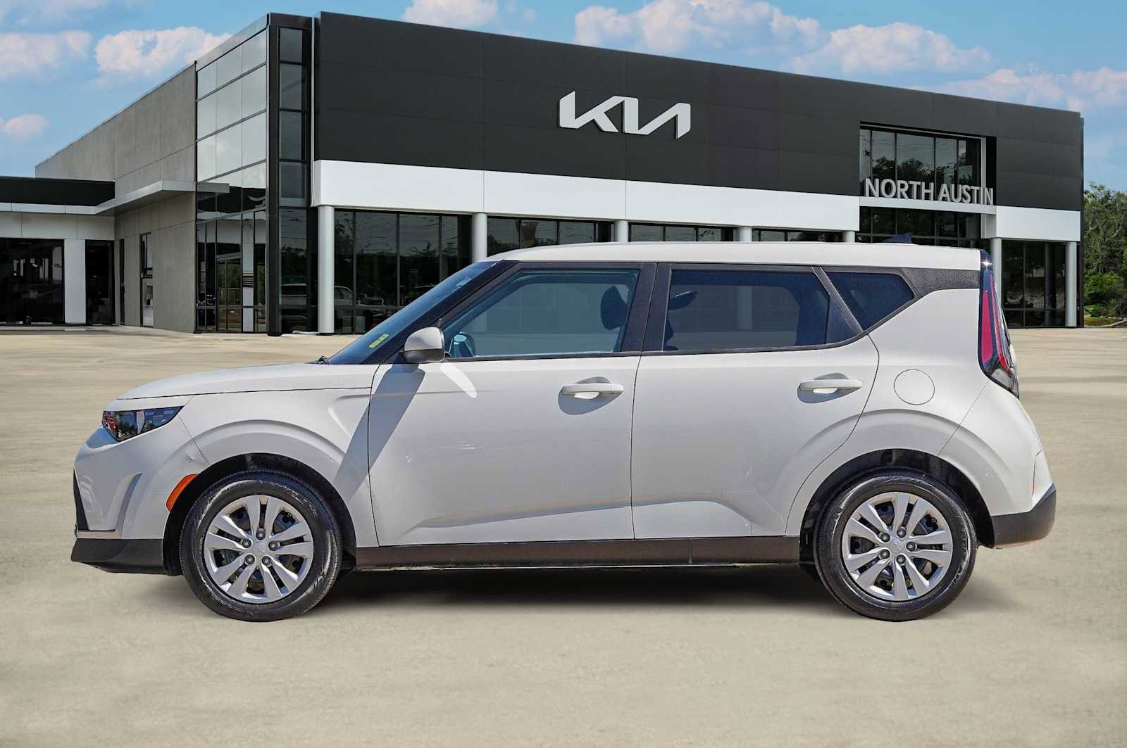 Used 2024 Kia Soul LX image 4