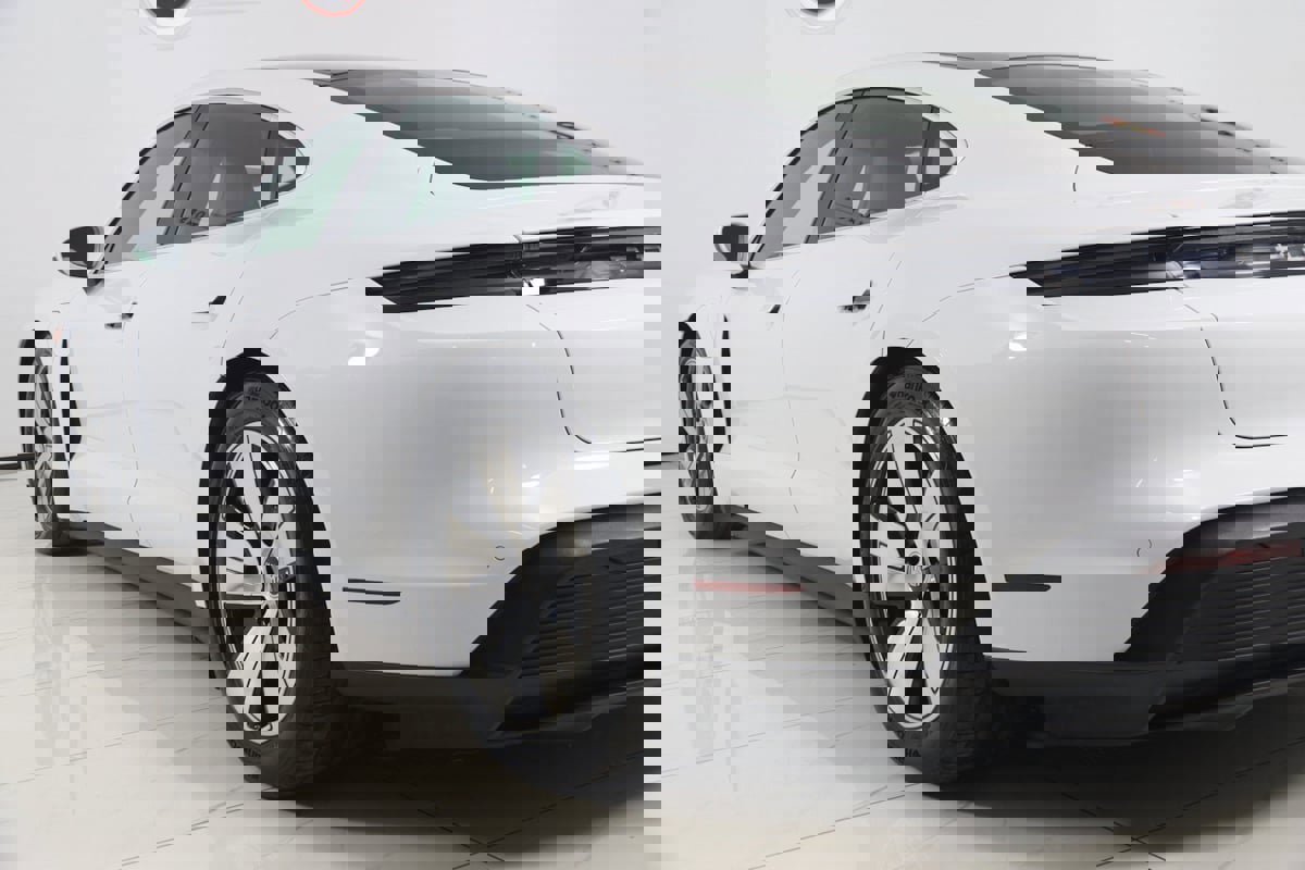 Used 2020 Porsche Taycan 4S image 28