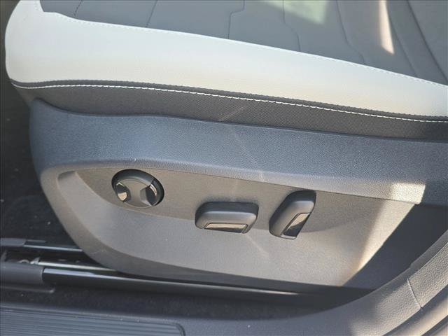 New 2026 Volkswagen Taos SE FWD image 7