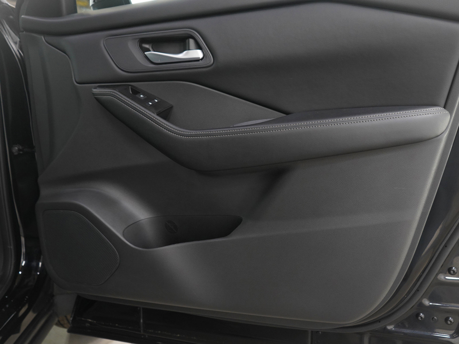 Used 2025 Nissan Rogue SV image 9