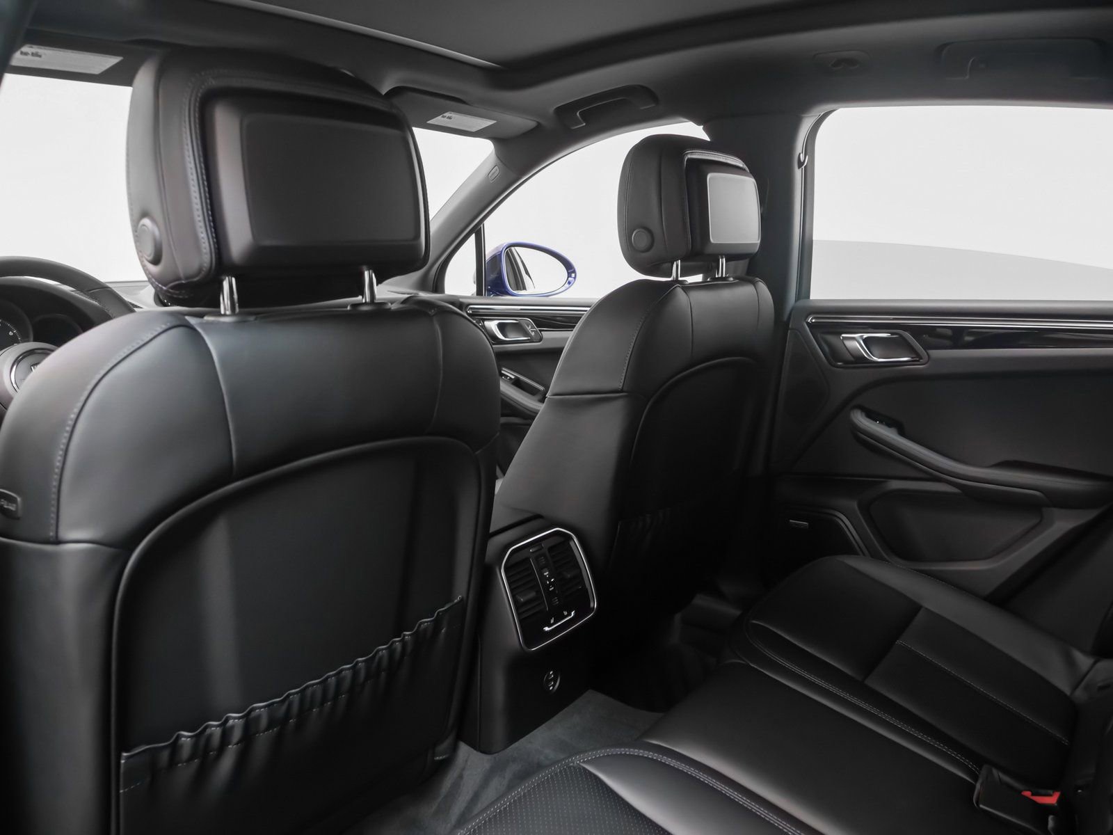 Used 2025 Porsche Macan image 40