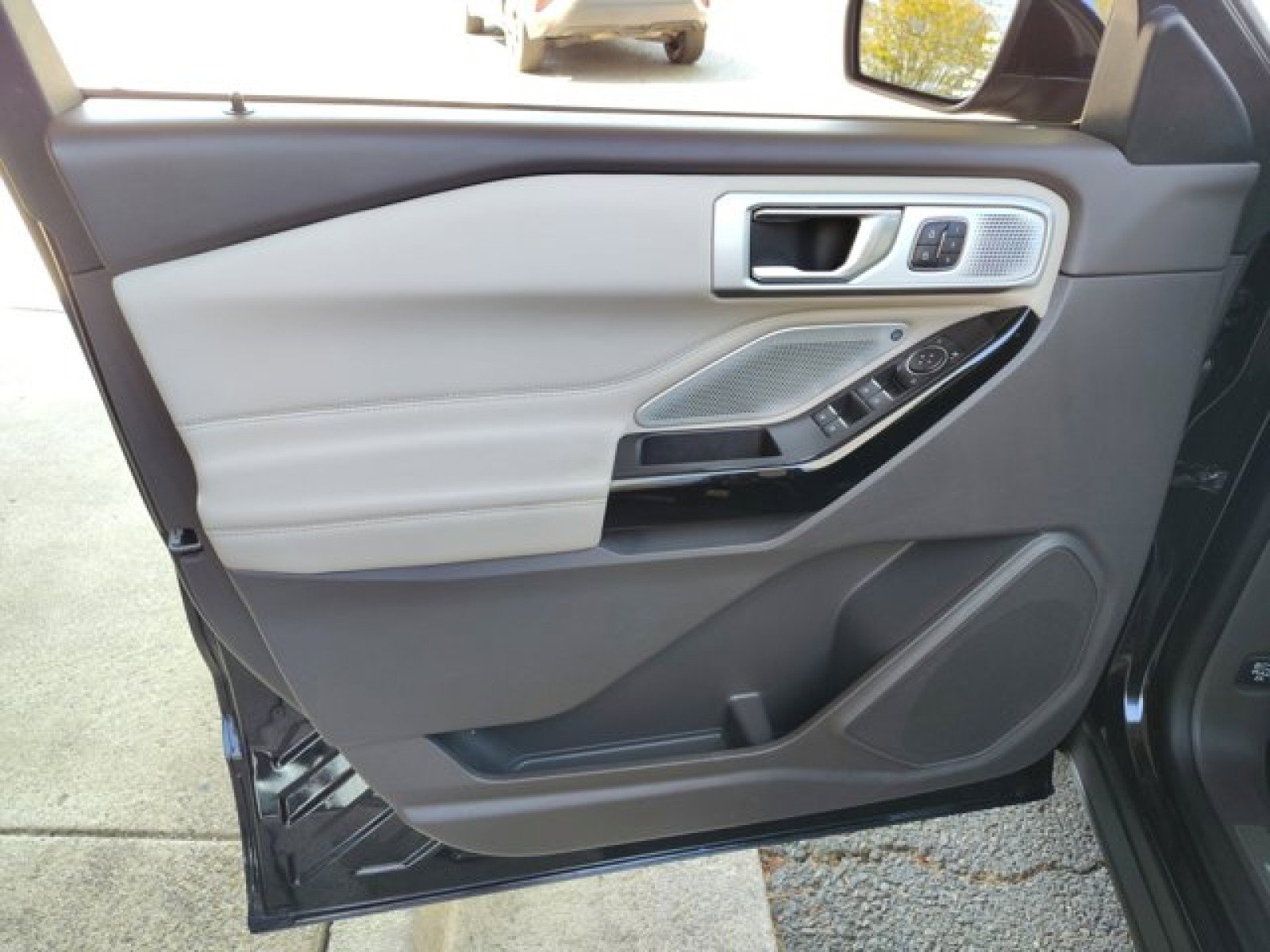 Used 2022 Ford Explorer Platinum w/ Equipment Group 601A image 22