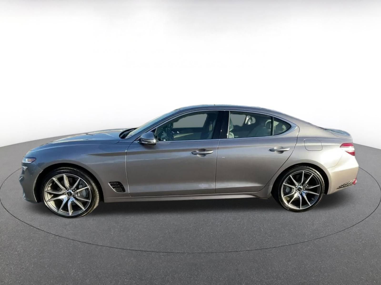 Used 2025 Genesis G70 2.5T image 9