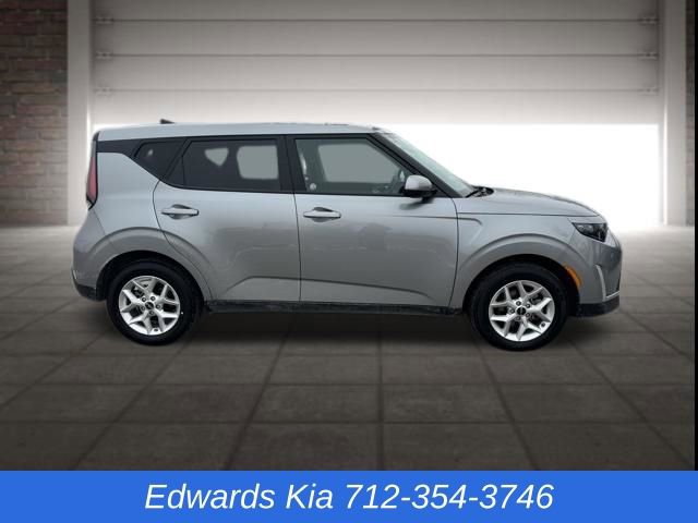 Used 2025 Kia Soul LX image 2
