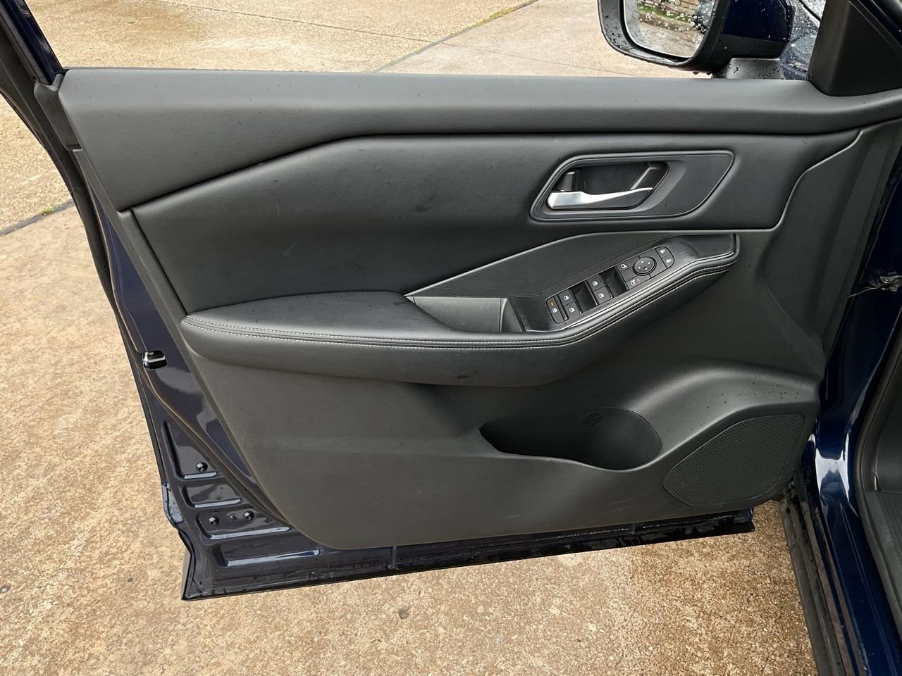 Used 2025 Nissan Rogue SV FWD image 12