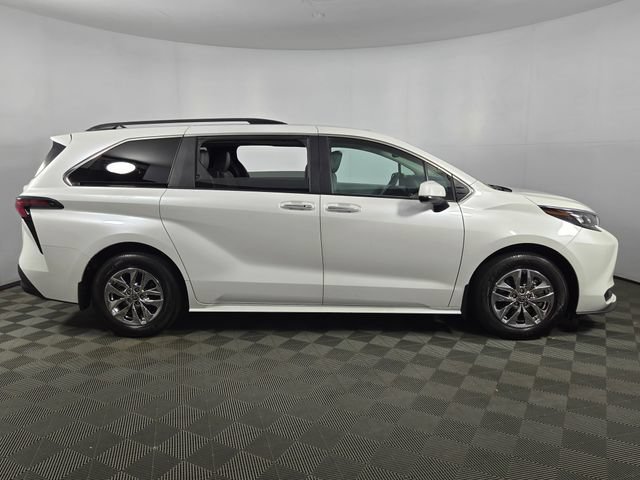Used 2025 Toyota Sienna XLE FWD image 10