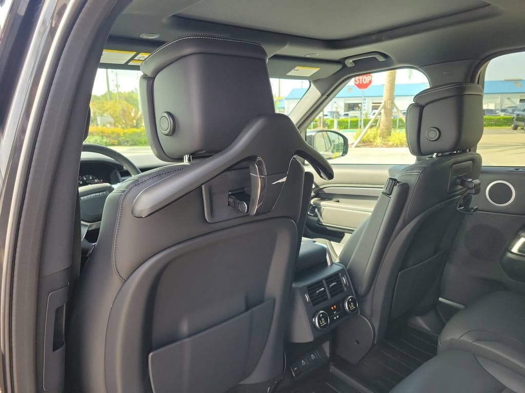 New 2025 Land Rover Discovery Metropolitan Edition AWD/4WD image 17
