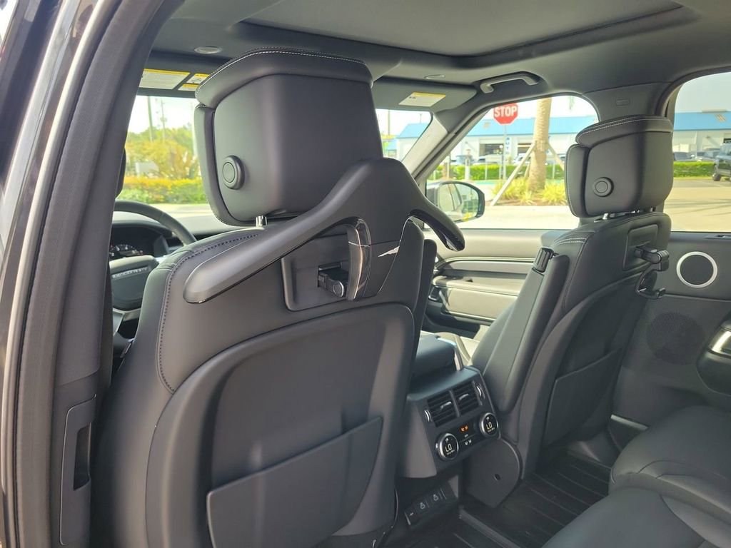 New 2025 Land Rover Discovery Metropolitan Edition AWD/4WD image 17