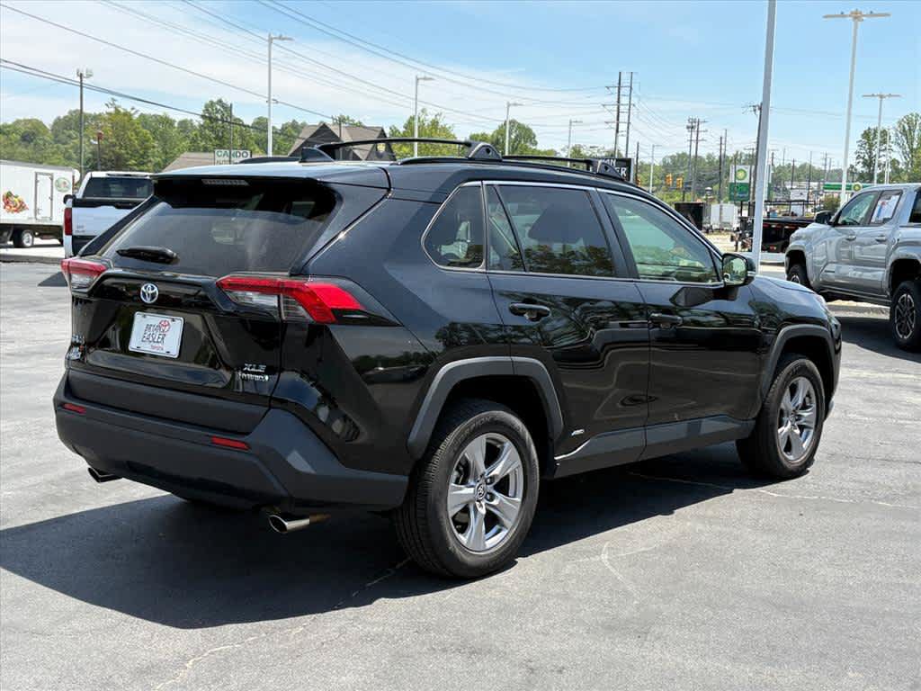 Used 2022 Toyota RAV4 XLE AWD/4WD image 3