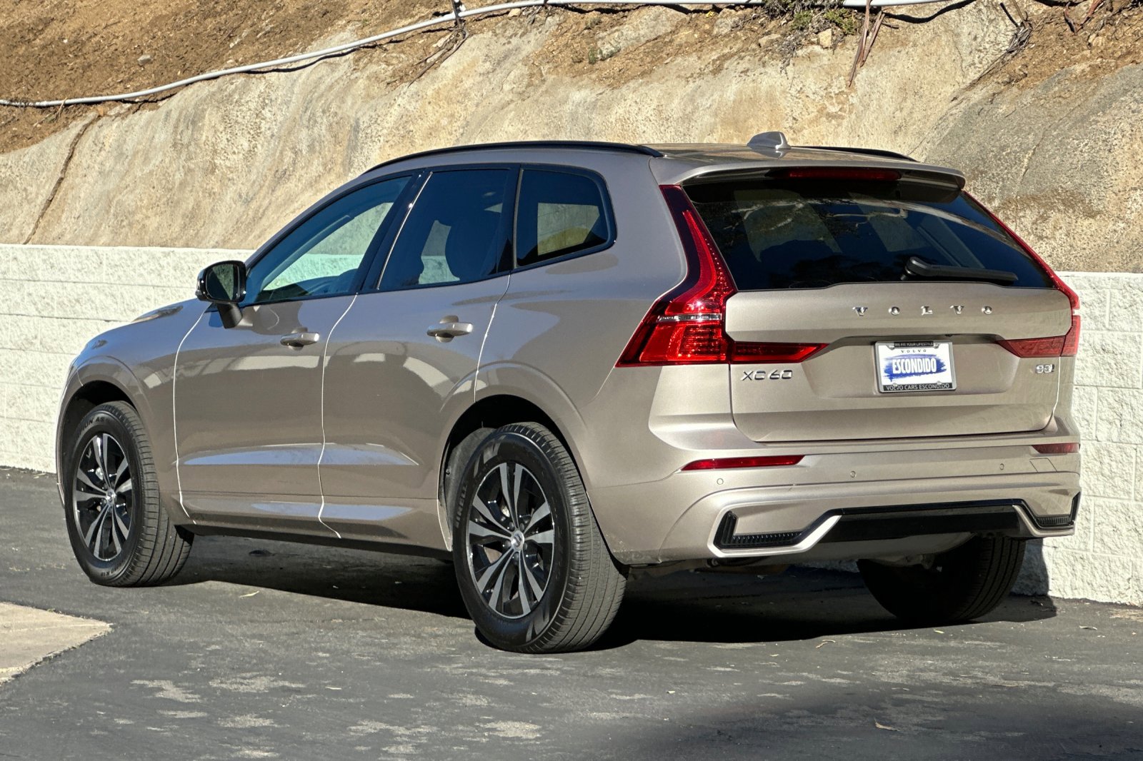 Certified 2025 Volvo XC60 B5 Core image 7