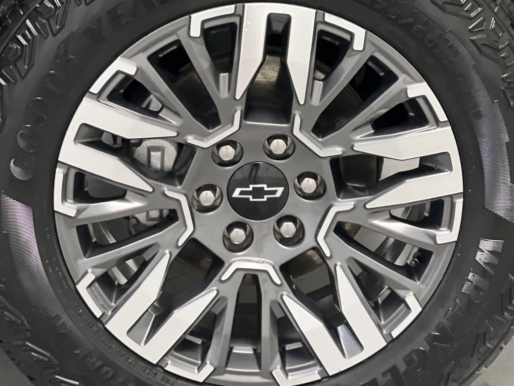 Used 2025 Chevrolet Suburban Z71 AWD/4WD image 70