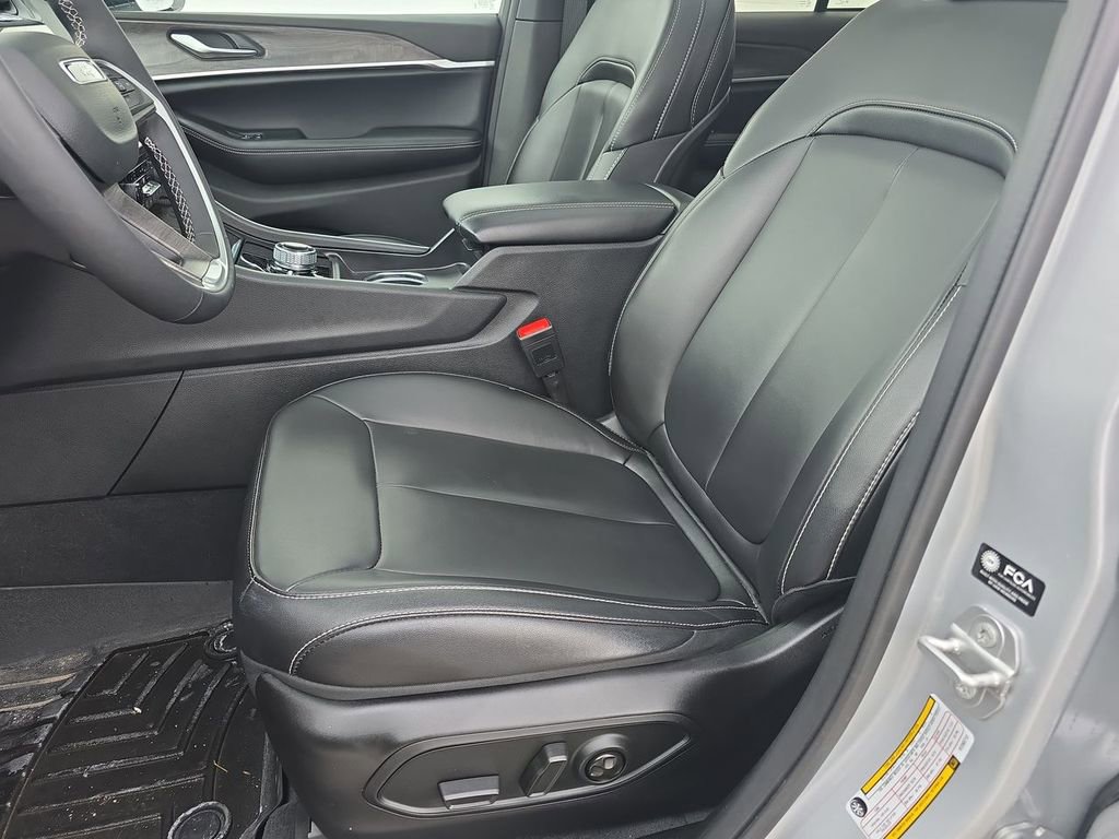 Used 2025 Jeep Grand Cherokee Limited w/ Black Appearance Package image 20