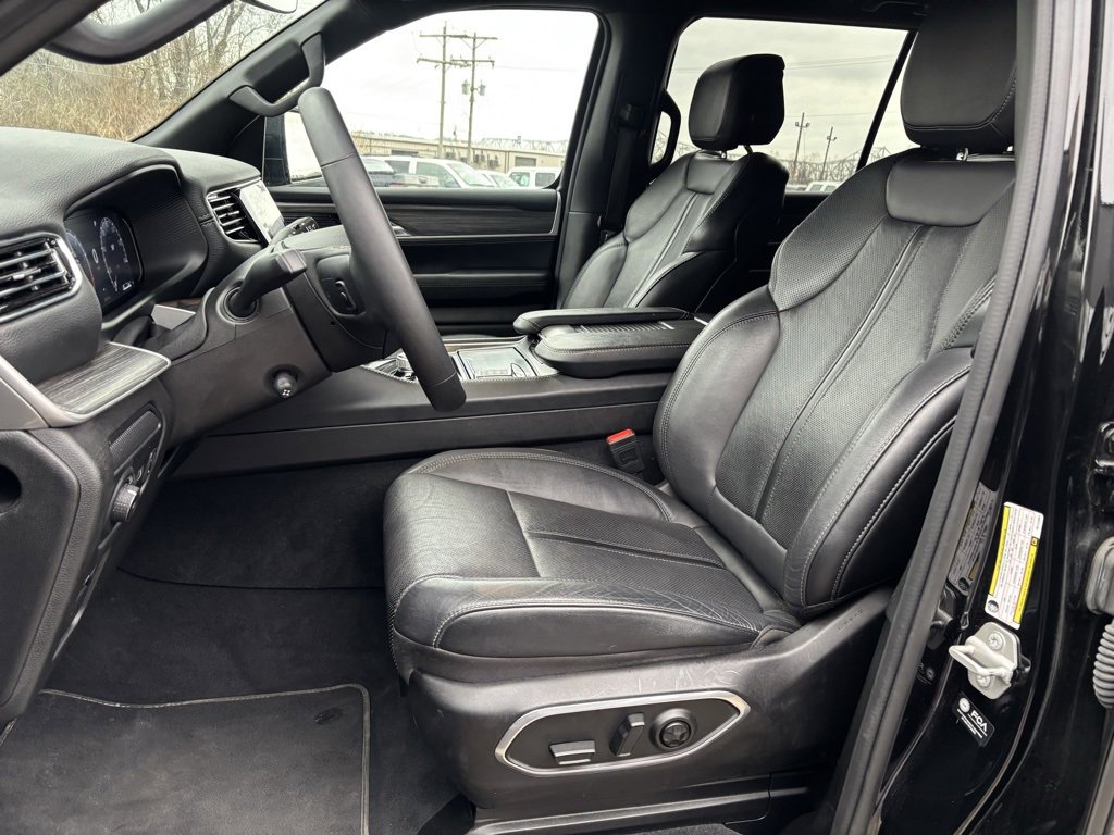 Used 2024 Jeep Wagoneer L Series II w/ Flexible Seating Group image 18