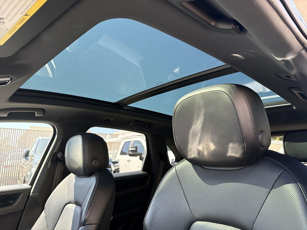 Used 2023 Porsche Cayenne AWD/4WD image 18