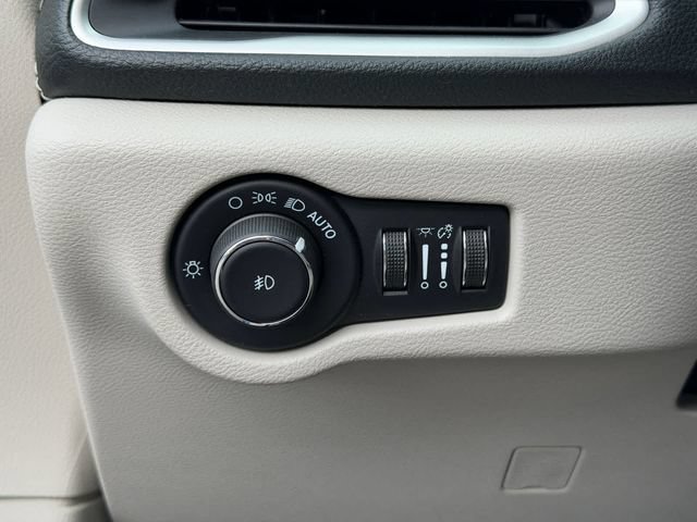 Used 2021 Chrysler Pacifica Touring-L w/ Uconnect Theater Family Group AWD/4WD image 22