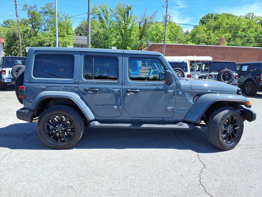 Used 2025 Jeep Wrangler Unlimited Sahara AWD/4WD image 3