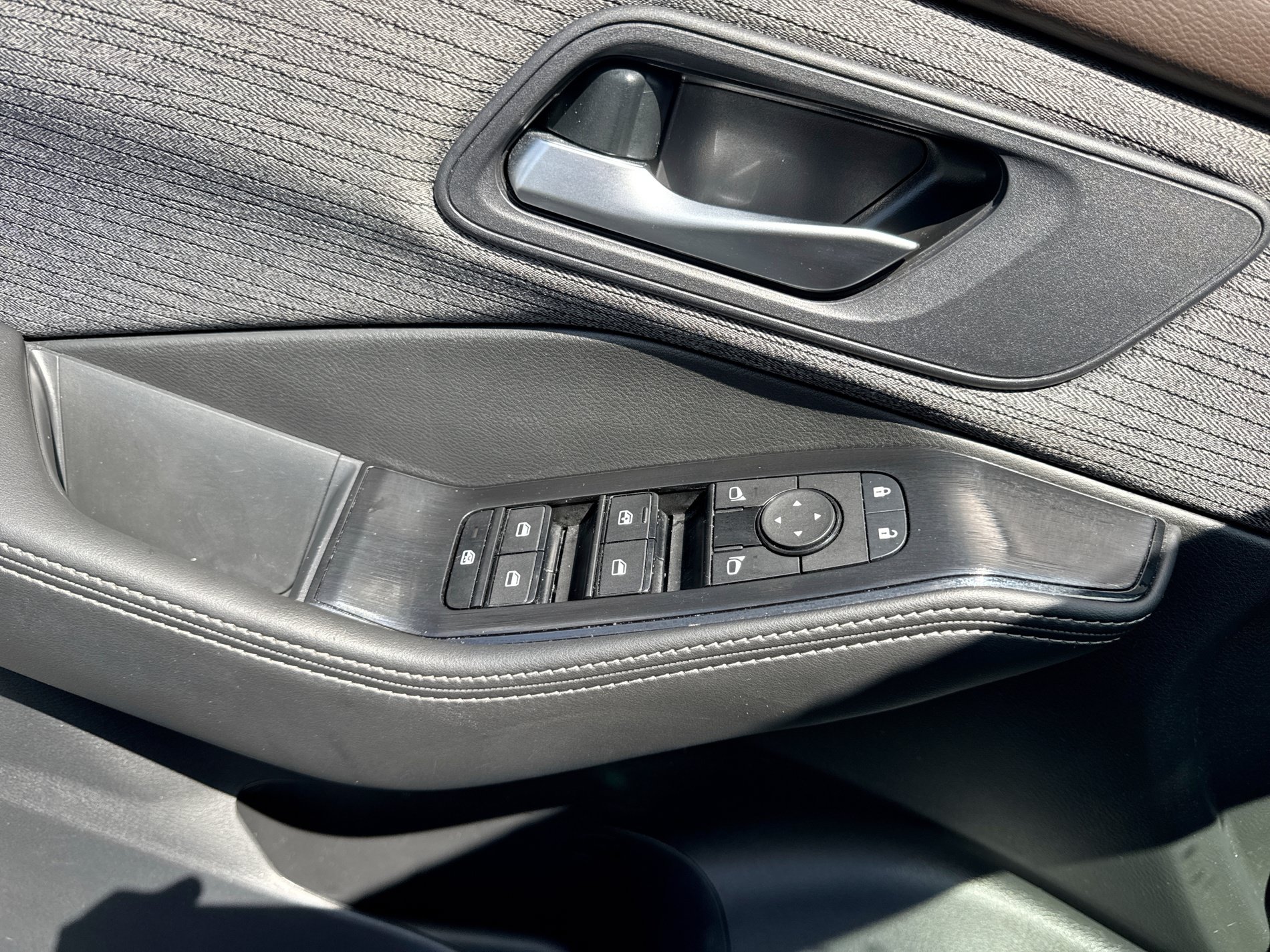 Used 2023 Nissan Rogue SV FWD image 22
