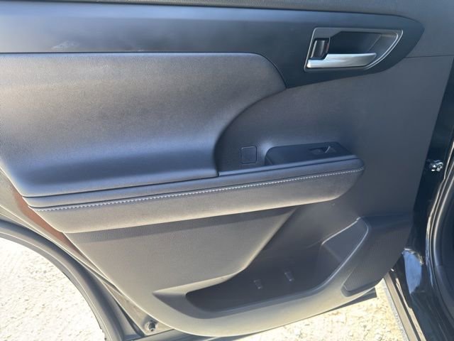 Used 2024 Toyota Highlander XLE FWD image 25