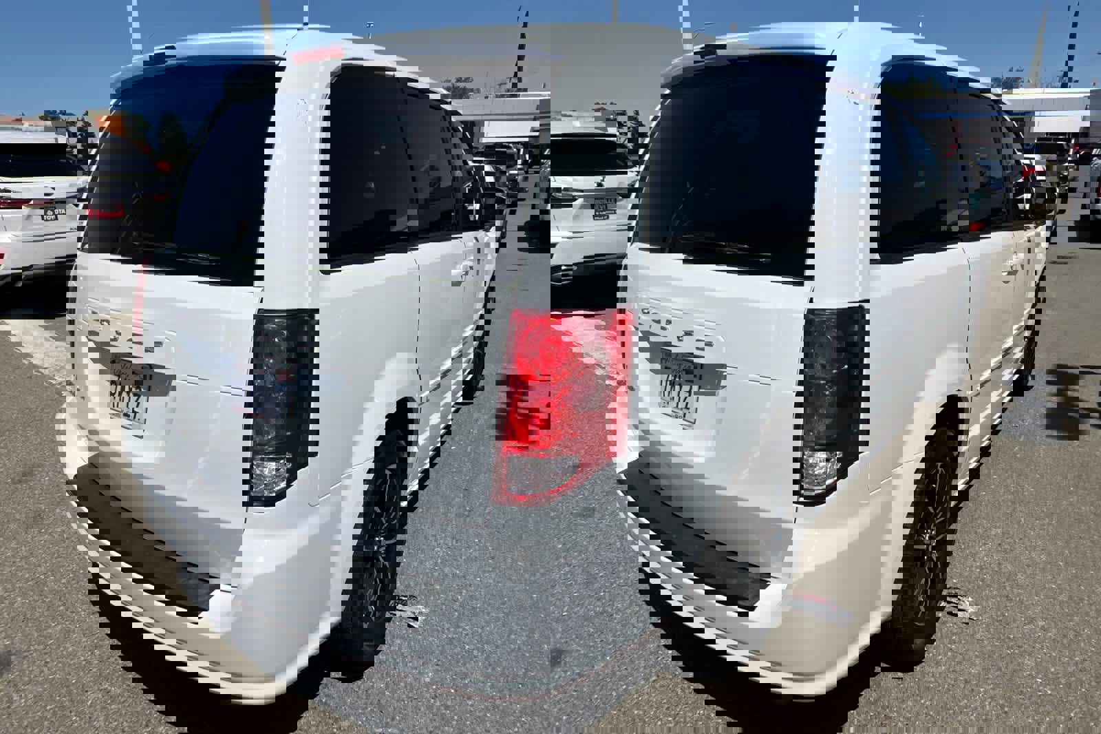 Used 2016 Dodge Grand Caravan SE image 4