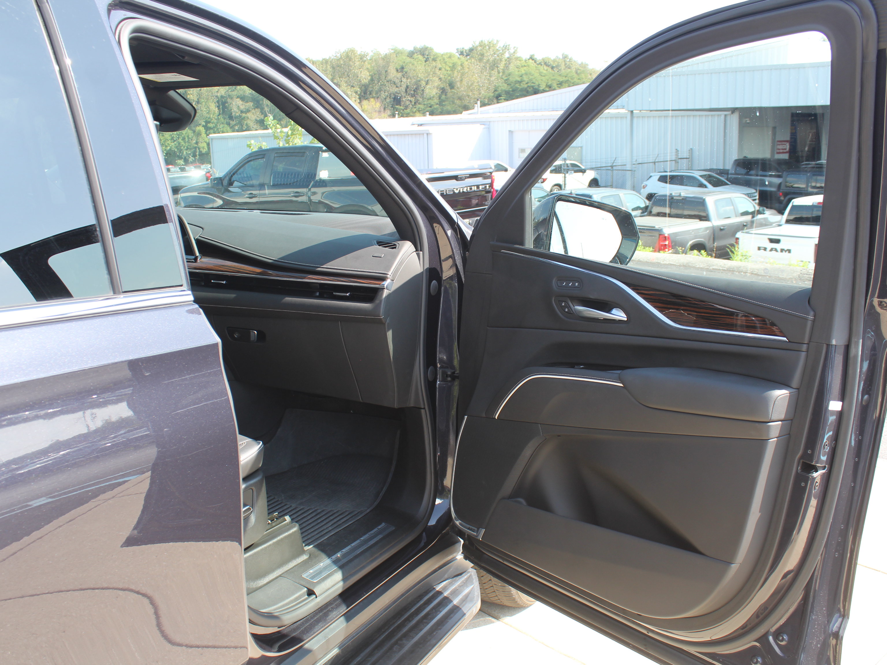 Used 2023 Cadillac Escalade Premium Luxury w/ Performance Package AWD/4WD image 31