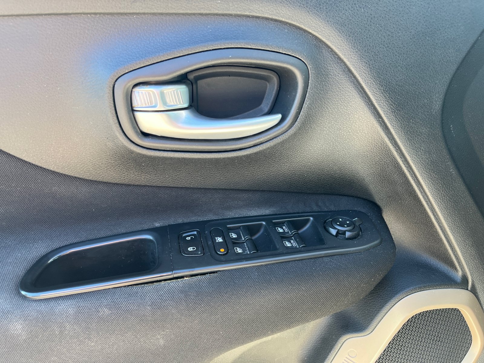 Used 2016 Jeep Renegade Latitude w/ Safety & Security Group FWD image 17