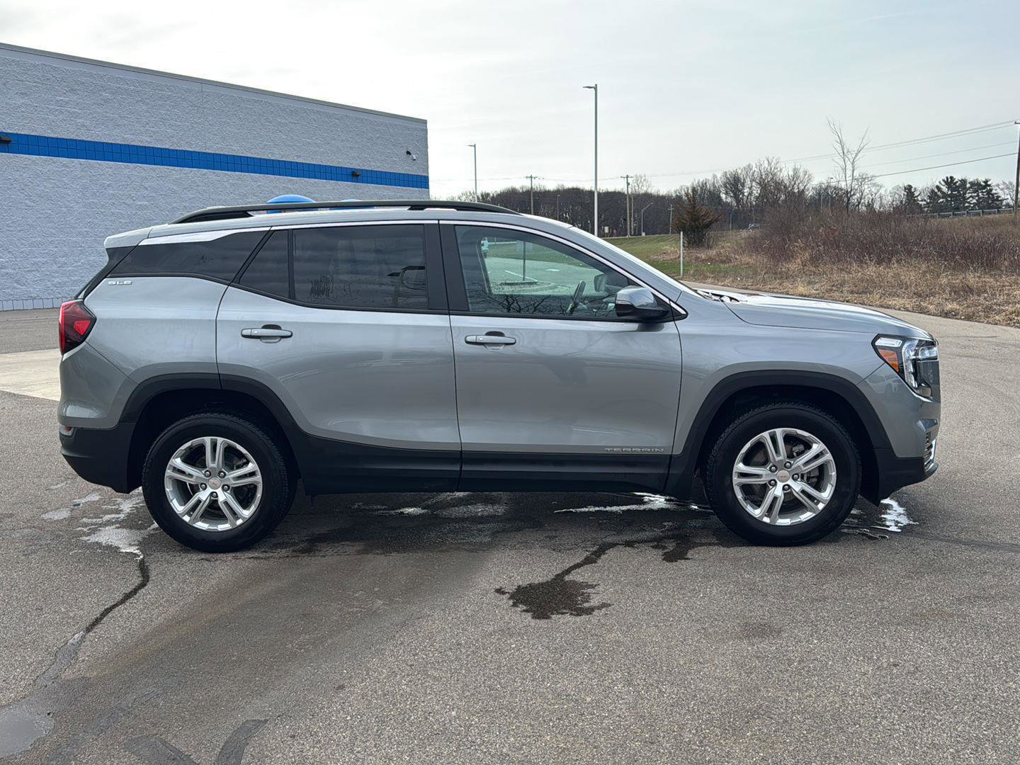 Used 2023 GMC Terrain SLE w/ Driver Convenience Package image 7