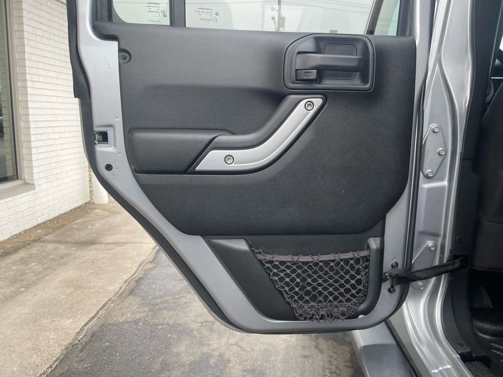 Used 2018 Jeep Wrangler Unlimited Sahara w/ Connectivity Group AWD/4WD image 15