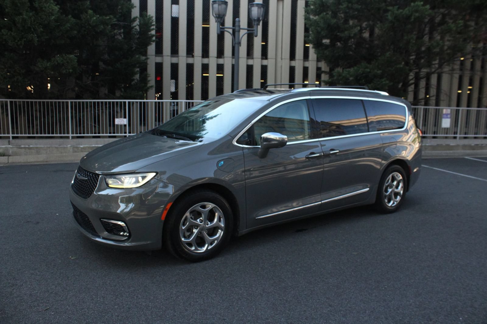 Used 2021 Chrysler Pacifica Limited w/ Uconnect Theater Family Group FWD image 12