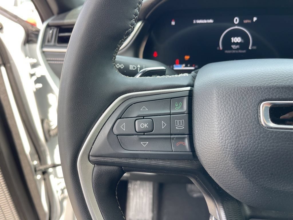 Used 2025 Jeep Grand Cherokee Altitude AWD/4WD image 14