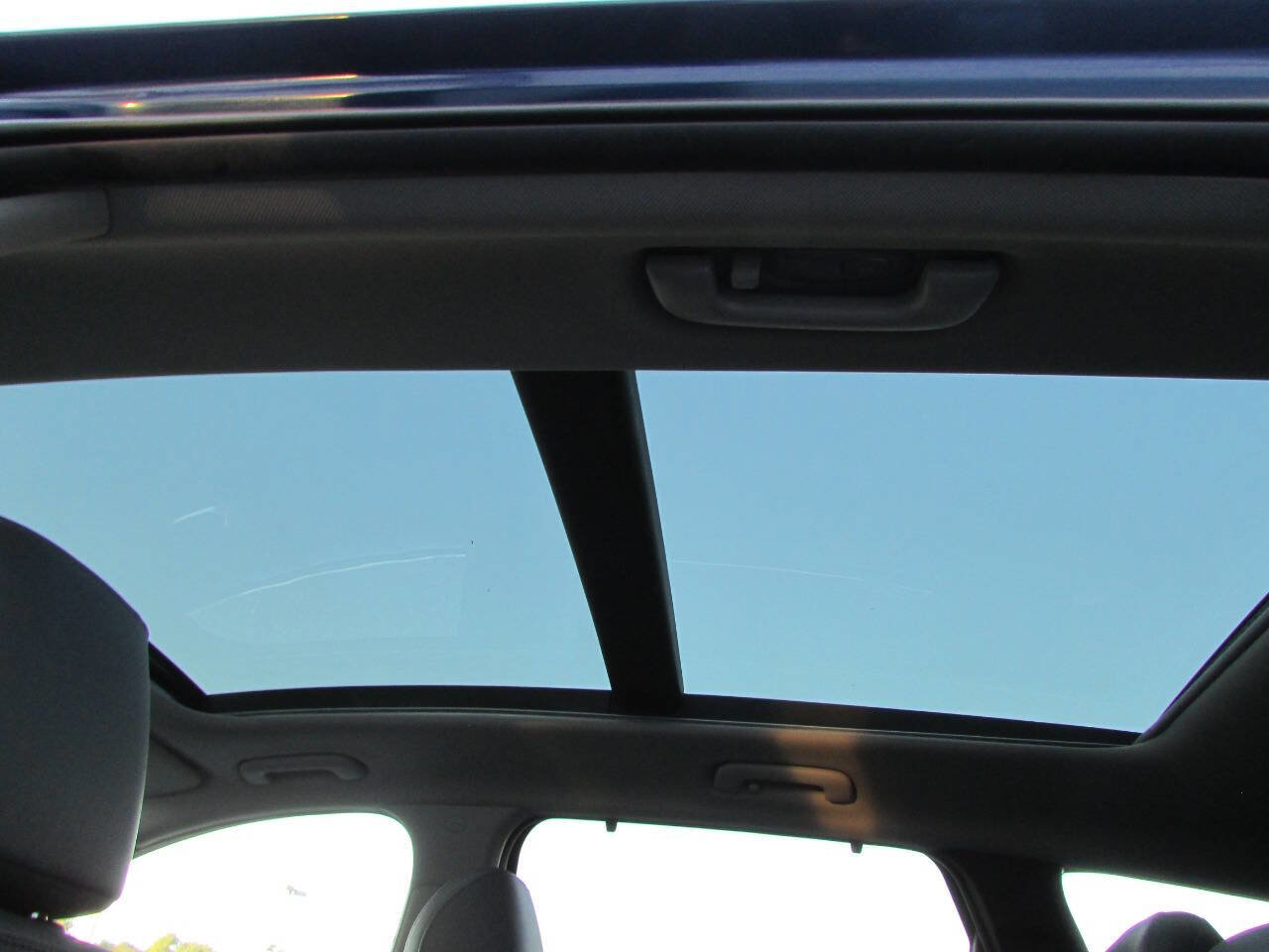 Used 2023 Hyundai Santa Fe SEL w/ Premium Package image 6