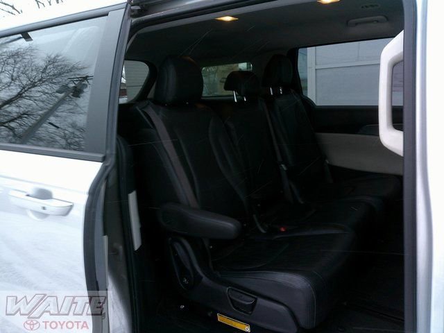 Used 2023 Kia Carnival LX image 23