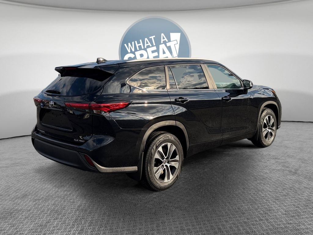 Used 2023 Toyota Highlander XLE image 3