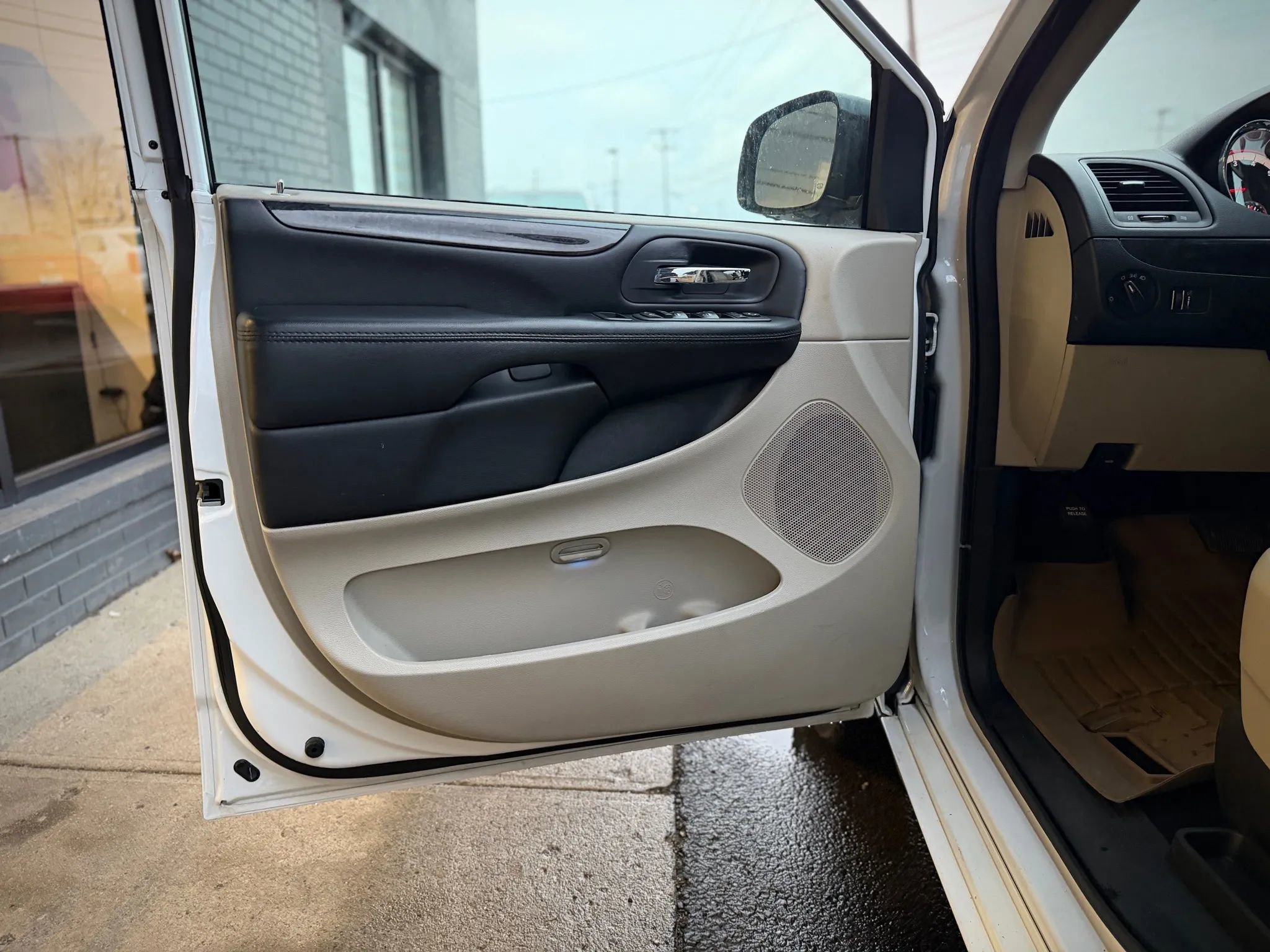 Used 2019 Dodge Grand Caravan SE w/ UConnect Hands-Free Group image 7