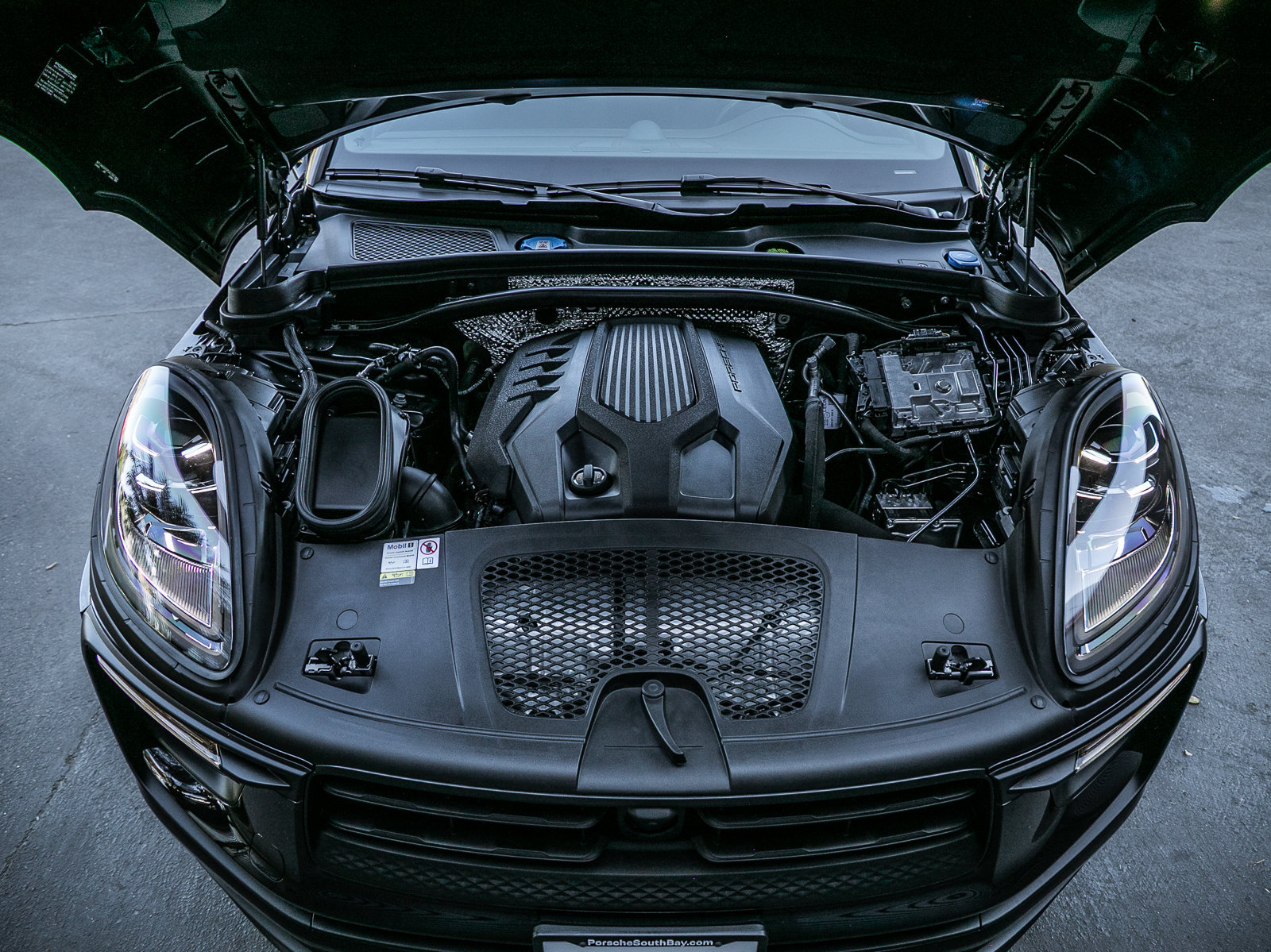 Certified 2023 Porsche Macan AWD/4WD image 21
