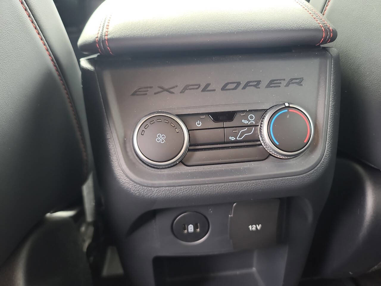 Used 2025 Ford Explorer ST-Line w/ ST-Line Street Pack image 17