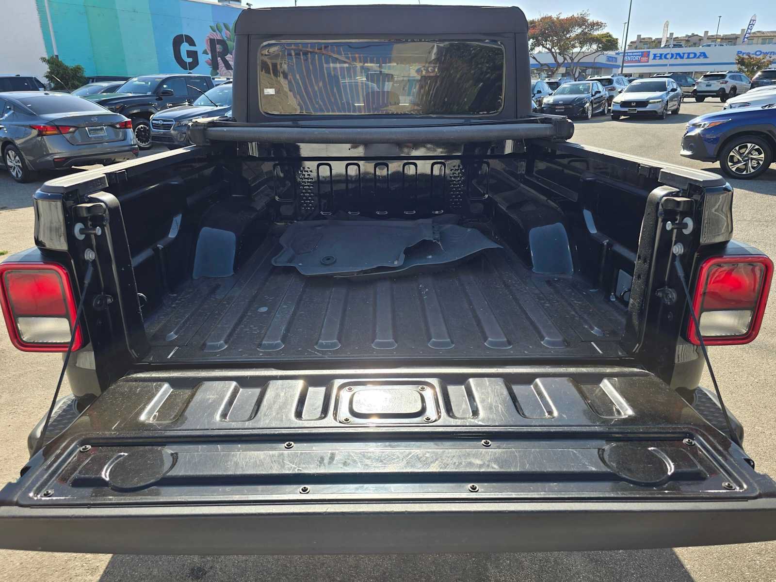 Used 2023 Jeep Gladiator Sport AWD/4WD image 15
