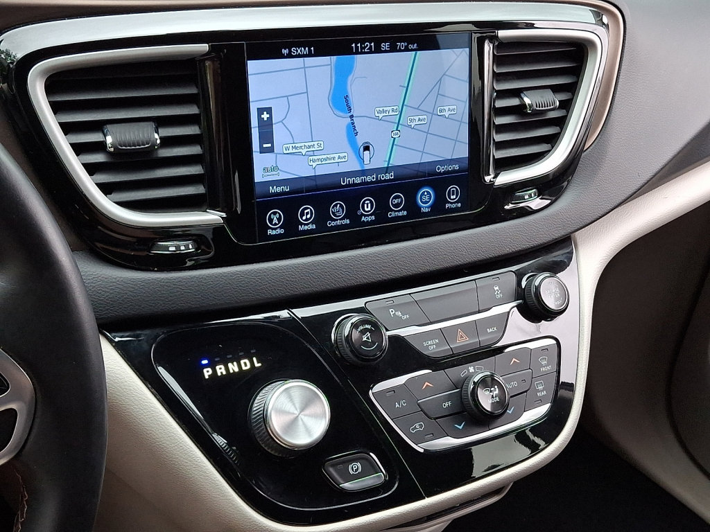 Used 2017 Chrysler Pacifica Touring-L FWD image 24