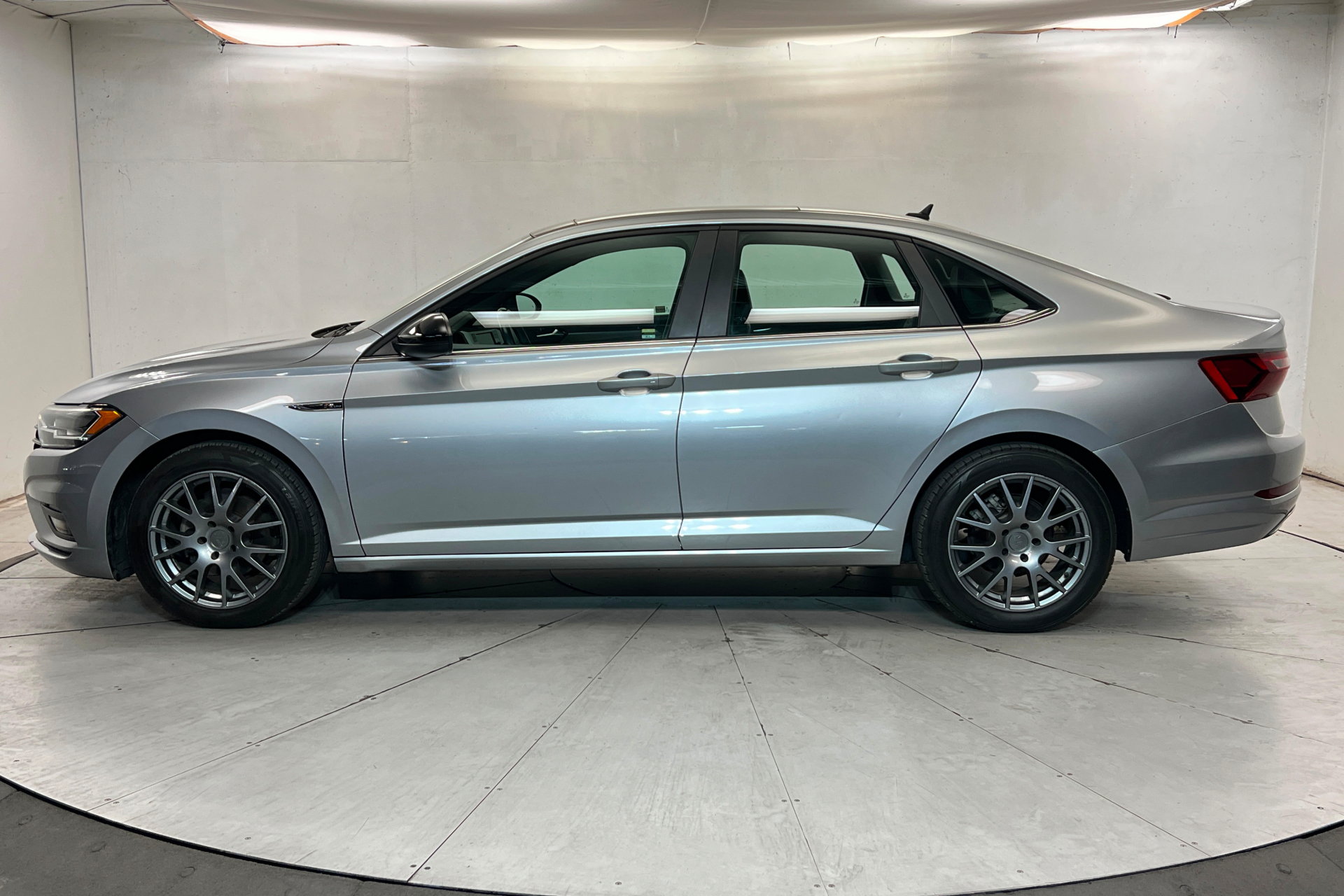Used 2020 Volkswagen Jetta R-Line w/ R-Line Cold Weather Package FWD image 2