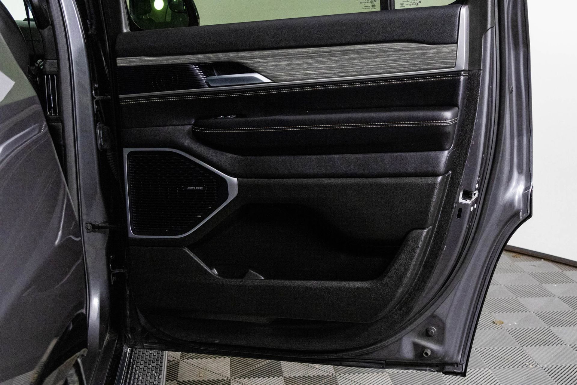 Used 2024 Jeep Wagoneer Series III image 37