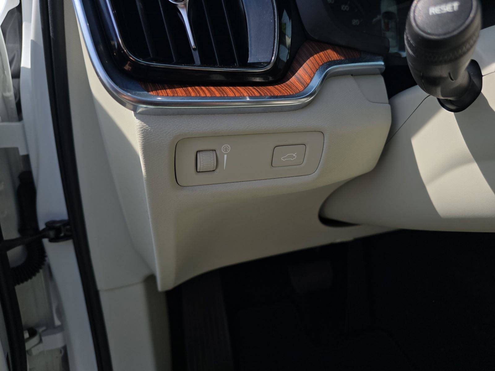 Used 2022 Volvo S60 B5 Momentum w/ Advanced Package image 22