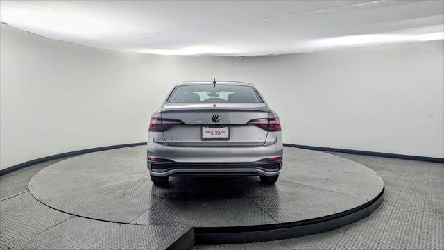 Used 2024 Volkswagen Jetta SE FWD image 6