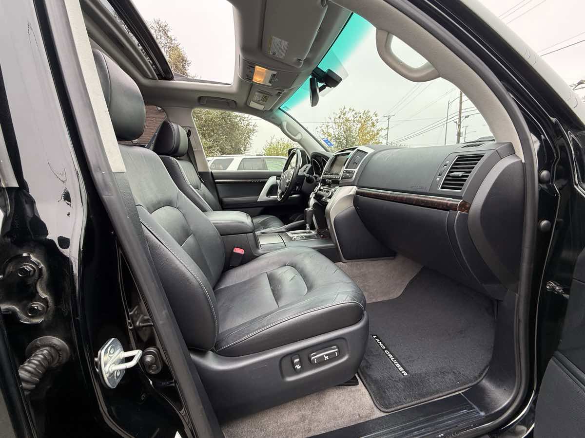Used 2015 Toyota Land Cruiser image 12