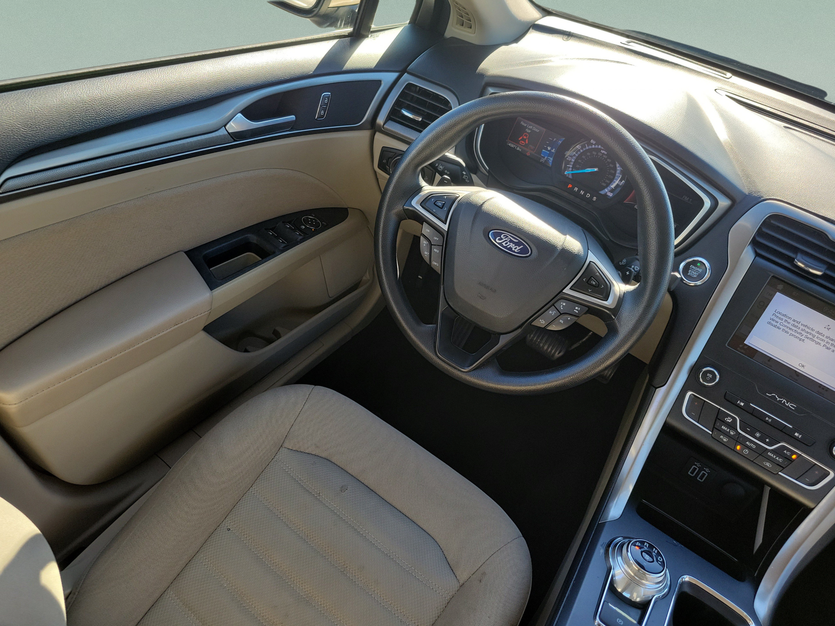 Used 2019 Ford Fusion SE FWD image 12